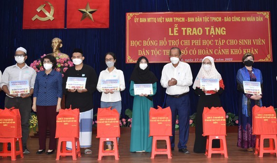 Scholarships granted to needy ethnic minority students in HCMC ảnh 1