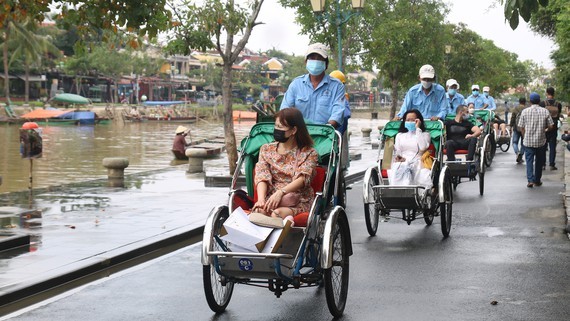 Tourism board proposes complete opening of market from May 1 ảnh 1