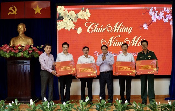 PM: HCMC, health sector grow up much after overcoming difficulties ảnh 3