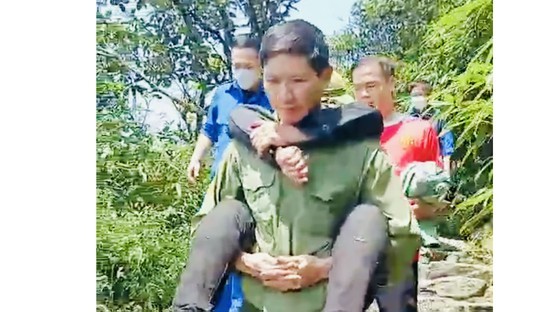 Falling into 30-m abyss in Yen Tu, elderly woman rescued after 7 days of eating leaves ảnh 1