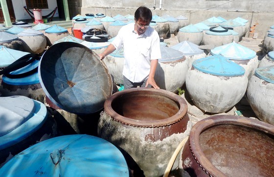 Traditional fish sauce craft village facing risks of production stoppage ảnh 1