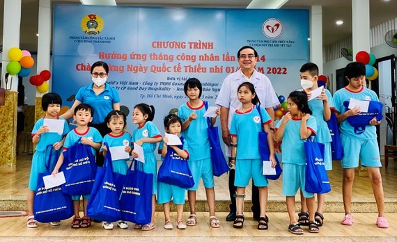 Orphans, disabled kids receive scholarships on occasion of Int'l Children's Day ảnh 1
