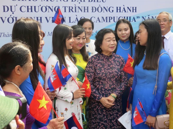 Students from Laos, Cambodia fostered in Vietnamese families ảnh 1