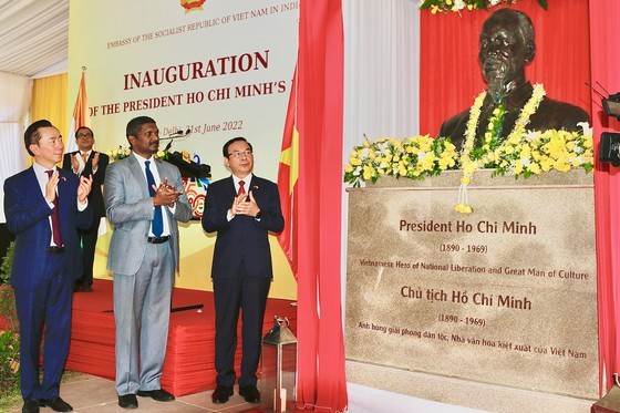 HCMC Secretary attends inauguration ceremony of Uncle Ho statue in New Delhi ảnh 1