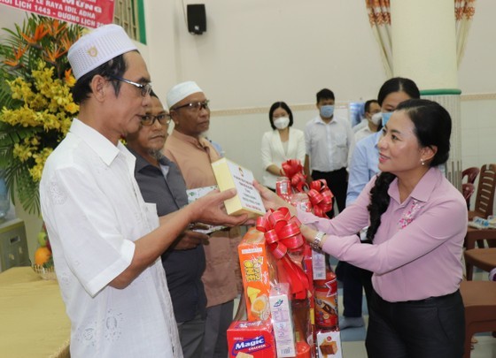 Chairwoman congratulates Muslim community on Raya Idil Adha ảnh 3