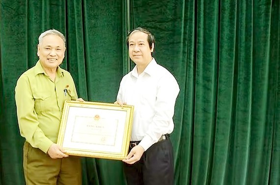 Education Ministry awards certificates of merit to 82-year-old high school graduate ảnh 1