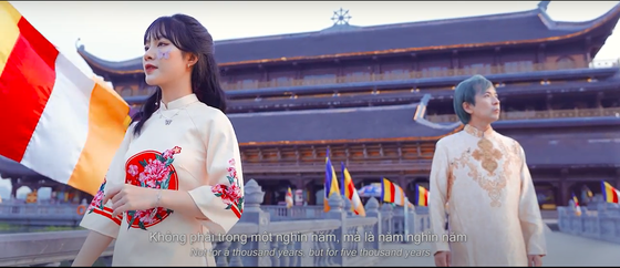 Korean singer travels to 19 provinces, cities in Vietnam to make music videos ảnh 2