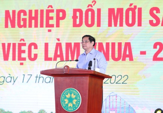 PM talks with students about startup spirit ảnh 2
