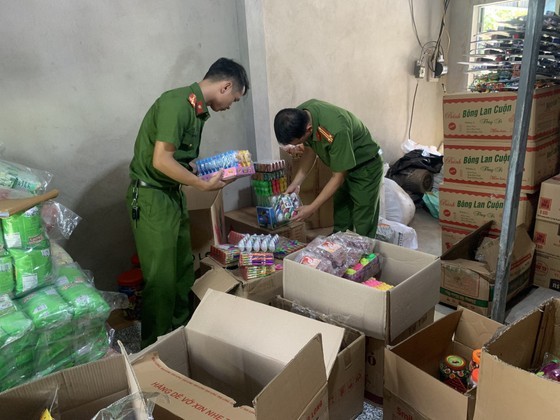 Police detect large quantity of confectionery without clear origin ảnh 1