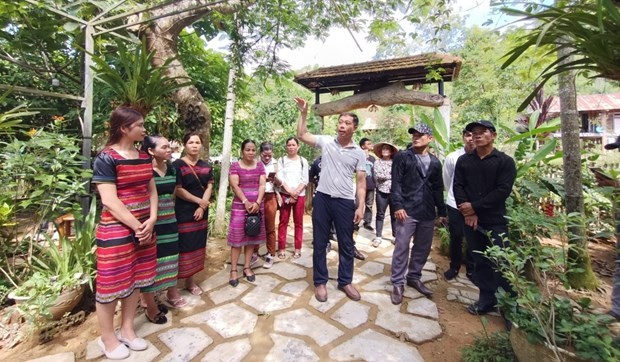 Ethnic minorities receive ecotourism training ảnh 1