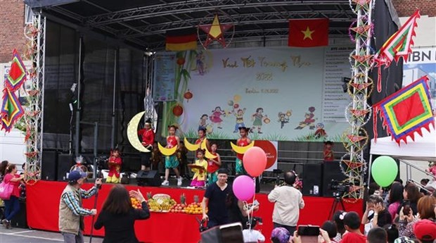 Mid-Autumn Festivals held for Vietnamese children in Hungary, Germany ảnh 2