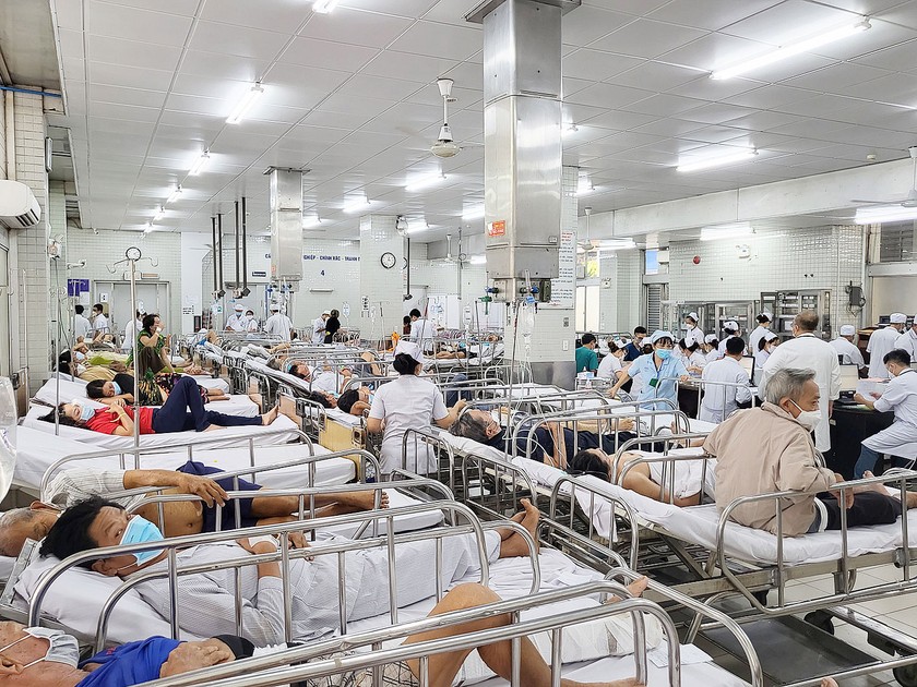 Hospitals in big cities face overcrowding again ảnh 2
