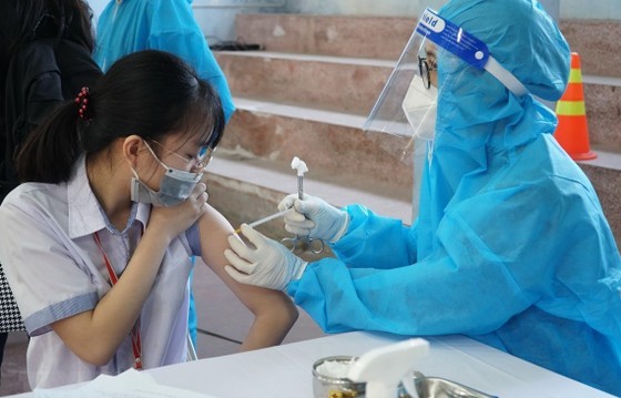 NIHE works  to ensure enough Moderna vaccine for children ảnh 1