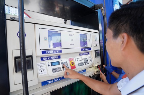 Petrol prices continue to drop ảnh 1