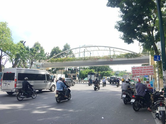 Hanoi to encourage people to use overpasses ảnh 1