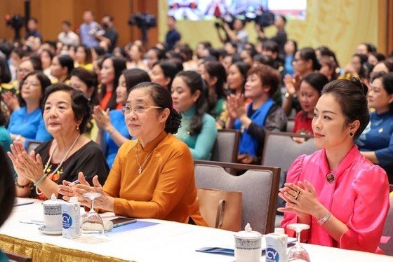 vietnamese-pm-listens-to-women-s-thoughts-about-gender-equality