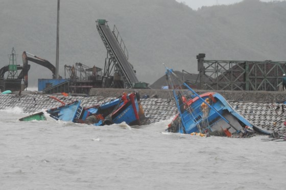 Tens of fishing boats sunk by typhoon Talas ảnh 1