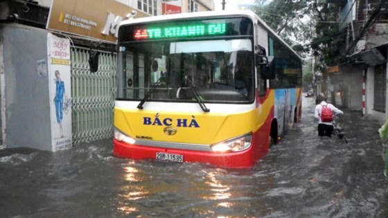 Serious flood in Hanoi after typhoon Talas ảnh 2