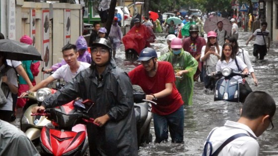 Serious flood in Hanoi after typhoon Talas ảnh 1