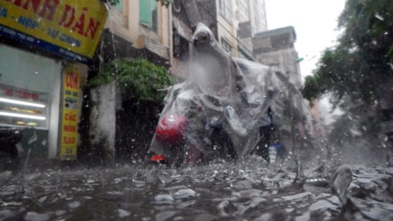 Serious flood in Hanoi after typhoon Talas ảnh 4