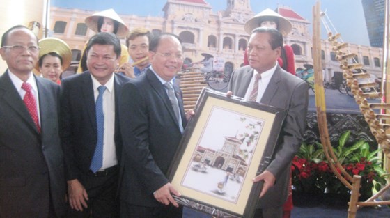 City delegation visits Laos ảnh 1