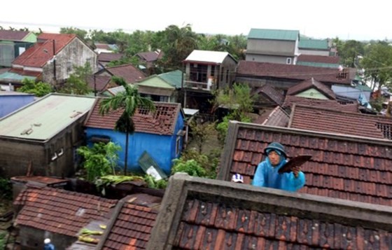 Typhoon Doksuri makes landfall in central provinces  ảnh 2