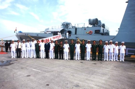 Indian naval ships arrive in Hai Phong city ảnh 1