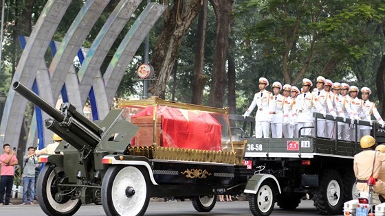 Vietnamese people bid last farewell to late PM Phan Van Khai ảnh 14