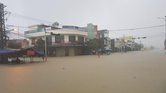 Central region urgently overcoming downpour consequences ảnh 1