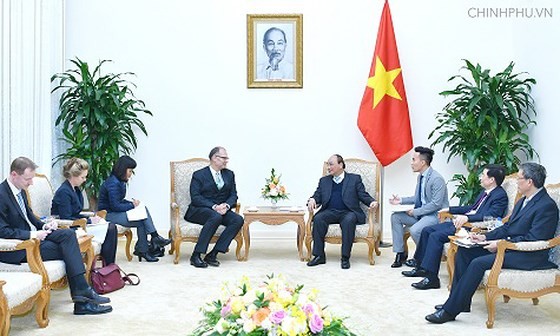 PM Nguyen Xuan Phuc receives new appointed ambassadors of China and Denmark ảnh 1