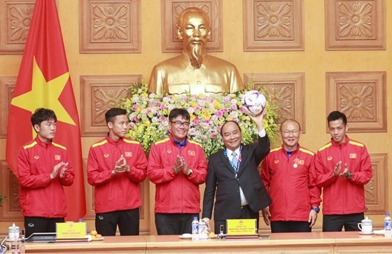 PM Nguyen Xuan Phuc offers First-class Labor Medal to Vietnam football team  ảnh 2
