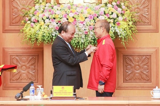 PM Nguyen Xuan Phuc offers First-class Labor Medal to Vietnam football team  ảnh 1