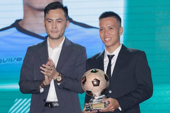 Nguyen Quang Hai wins 2018 Golden Ball Awards as expectation  ảnh 7
