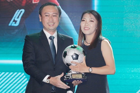 Nguyen Quang Hai wins 2018 Golden Ball Awards as expectation  ảnh 9