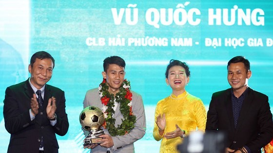 Nguyen Quang Hai wins 2018 Golden Ball Awards as expectation  ảnh 13