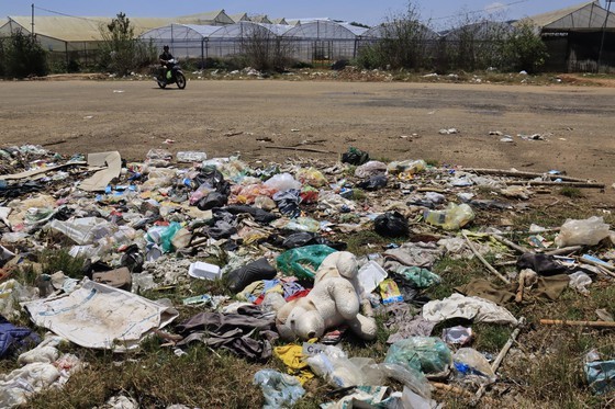 Da Lat handles garbage dumping at abandoned airport ảnh 5