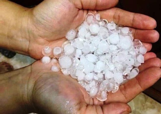 Egg- sized hail hits Northern mountainous provinces ảnh 1