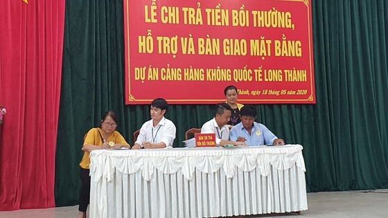 17 households receive US$3 mln compensation for Long Thanh Int’l Airport Project  ảnh 2
