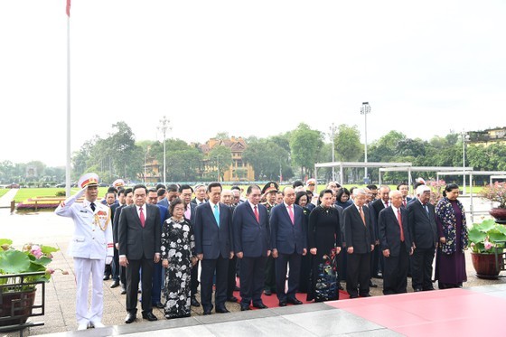 State leaders visit Mausoleum of President Ho Chi Minh ảnh 1