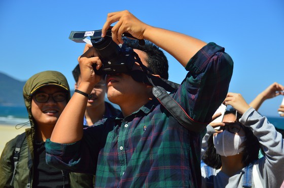 Eclipse phenomenon attracts hundreds of observers in Da Nang ảnh 5