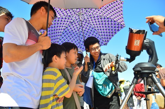 Eclipse phenomenon attracts hundreds of observers in Da Nang ảnh 1