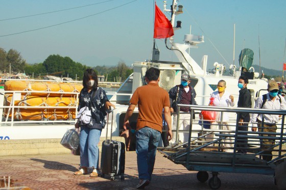 Quang Ngai increases ships picking up over 2,000 tourists from Ly Son Island ảnh 6