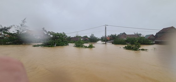 Quang Binh: 95,000 houses trapped under deep floodwater  ảnh 4