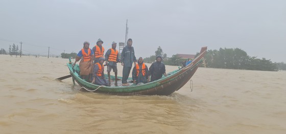 Quang Binh: 95,000 houses trapped under deep floodwater  ảnh 6