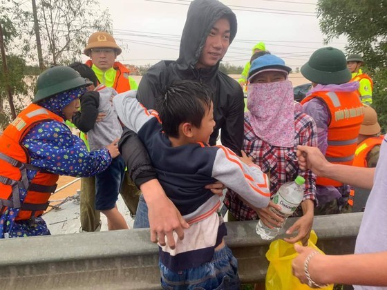 Quang Binh: 95,000 houses trapped under deep floodwater  ảnh 3