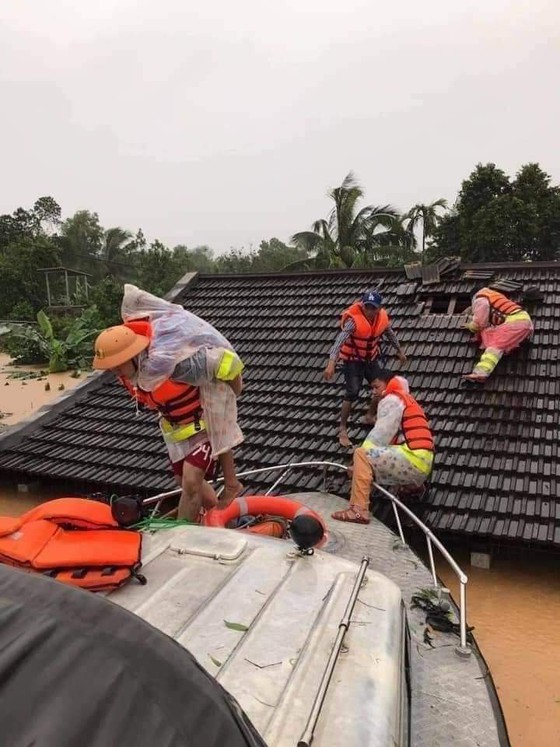 Quang Binh: 95,000 houses trapped under deep floodwater  ảnh 2