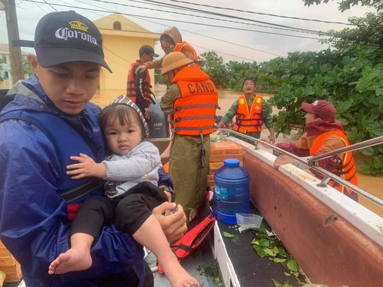 Quang Binh: 95,000 houses trapped under deep floodwater  ảnh 9