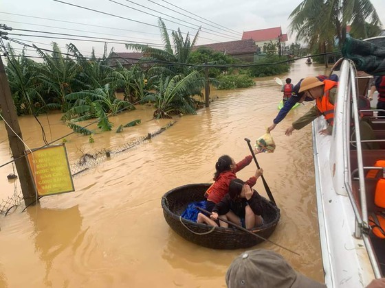 Quang Binh: 95,000 houses trapped under deep floodwater ảnh 11