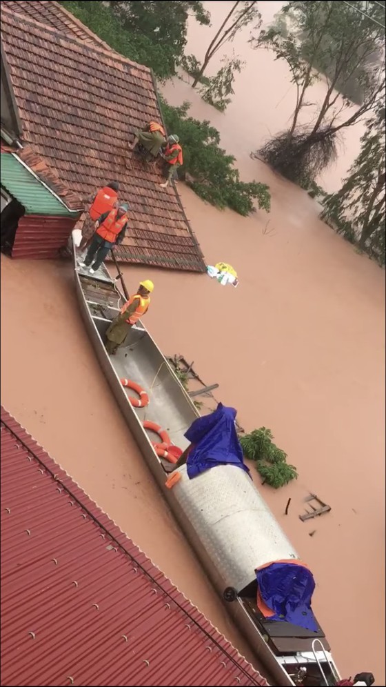 Quang Binh: 95,000 houses trapped under deep floodwater ảnh 12