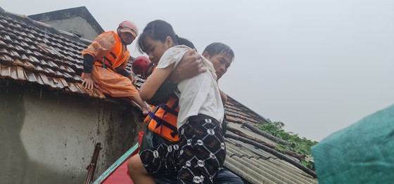 Quang Binh: 95,000 houses trapped under deep floodwater  ảnh 14